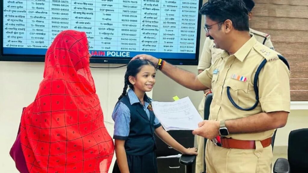 MP News: 8 साल की बच्ची बनी पुलिसकर्मी | SP ने दिया ज्वाइनिंग लेटर, मिलेगी हर महीने सैलरी 1 8 year old girl got job in mp police sp handed over joining letter