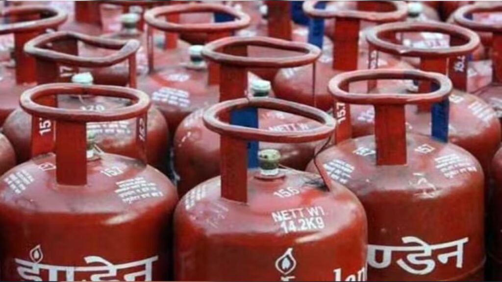 LPG Price: गैस सिलेंडर की कीमतों में भारी गिरावट, अब इतने में मिलेगा नई कीमत देखें 1 LPG Price: गैस सिलेंडर की कीमतों में भारी गिरावट, अब इतने में मिलेगा नई कीमत देखें